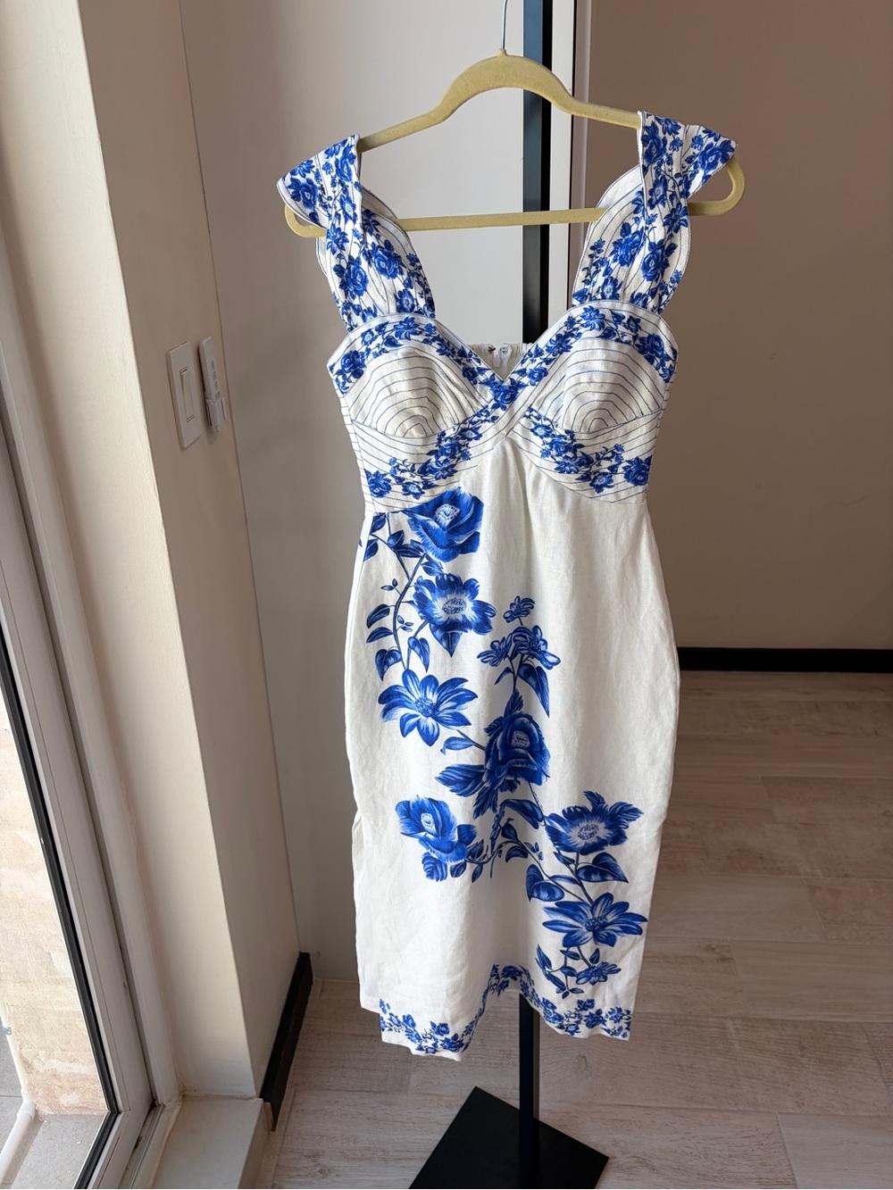 Farm Rio: BLUE FLORAL CASCADE OFF WHITE
WAVY ONE SHOULDER / LINEN - Picture 6 of 7